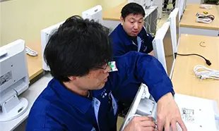 屋内での精密作業